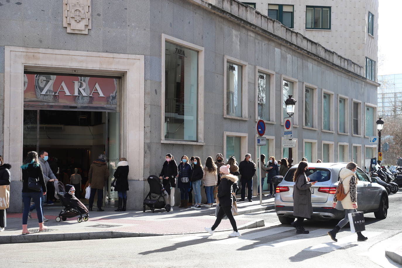 Las colas y las esperas marcan el primer día de rebajas en Burgos.