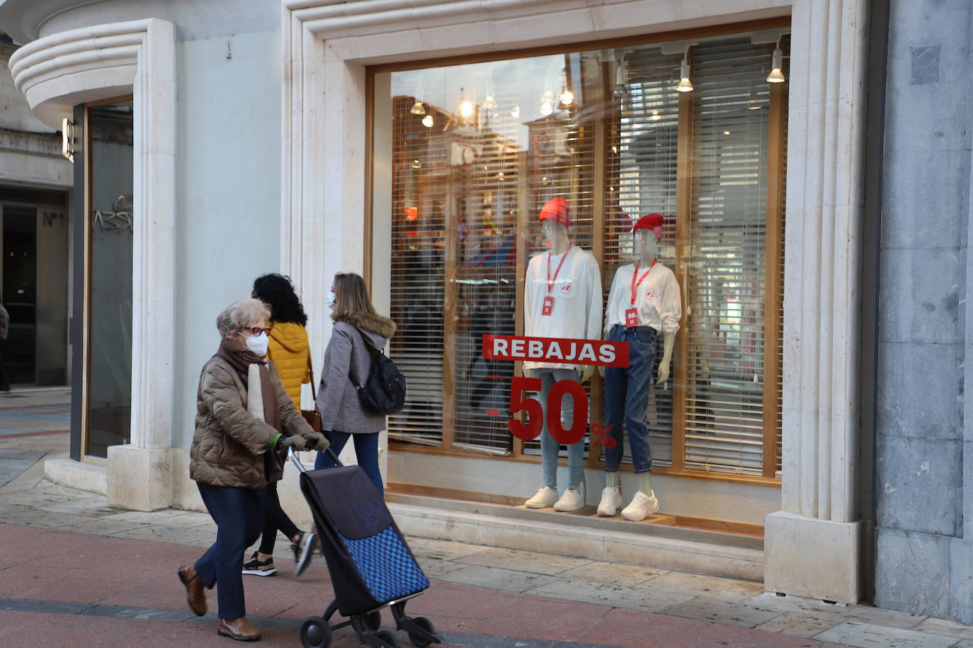 Las colas y las esperas marcan el primer día de rebajas en Burgos.