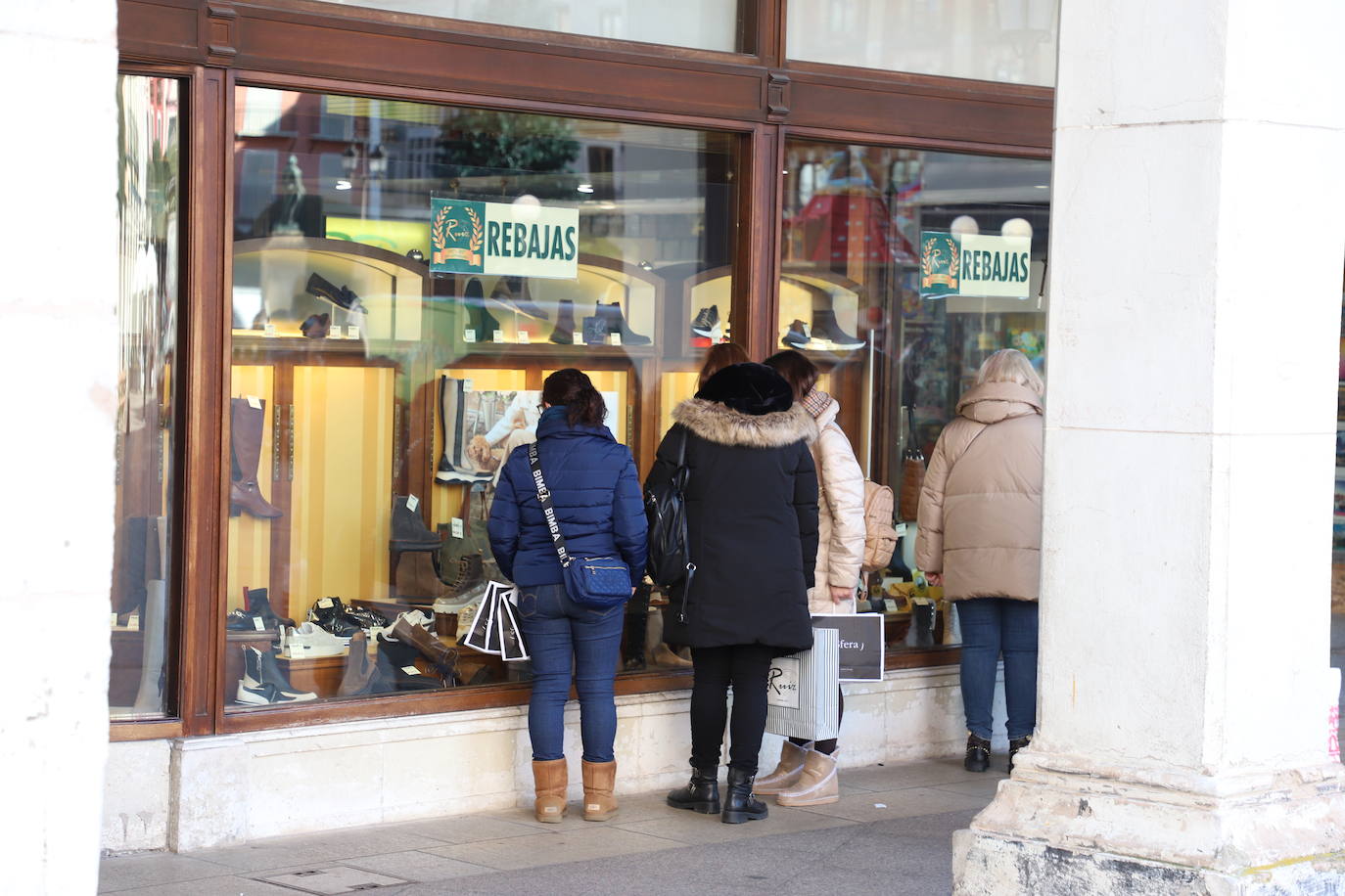 Las colas y las esperas marcan el primer día de rebajas en Burgos.