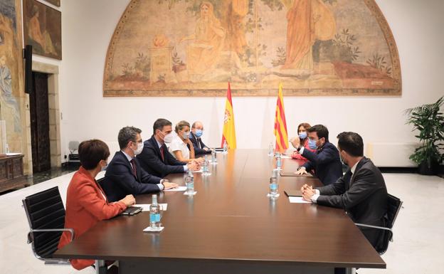 Primera reunión de la mesa de diálogo entre el Gobierno y la Generalitat.