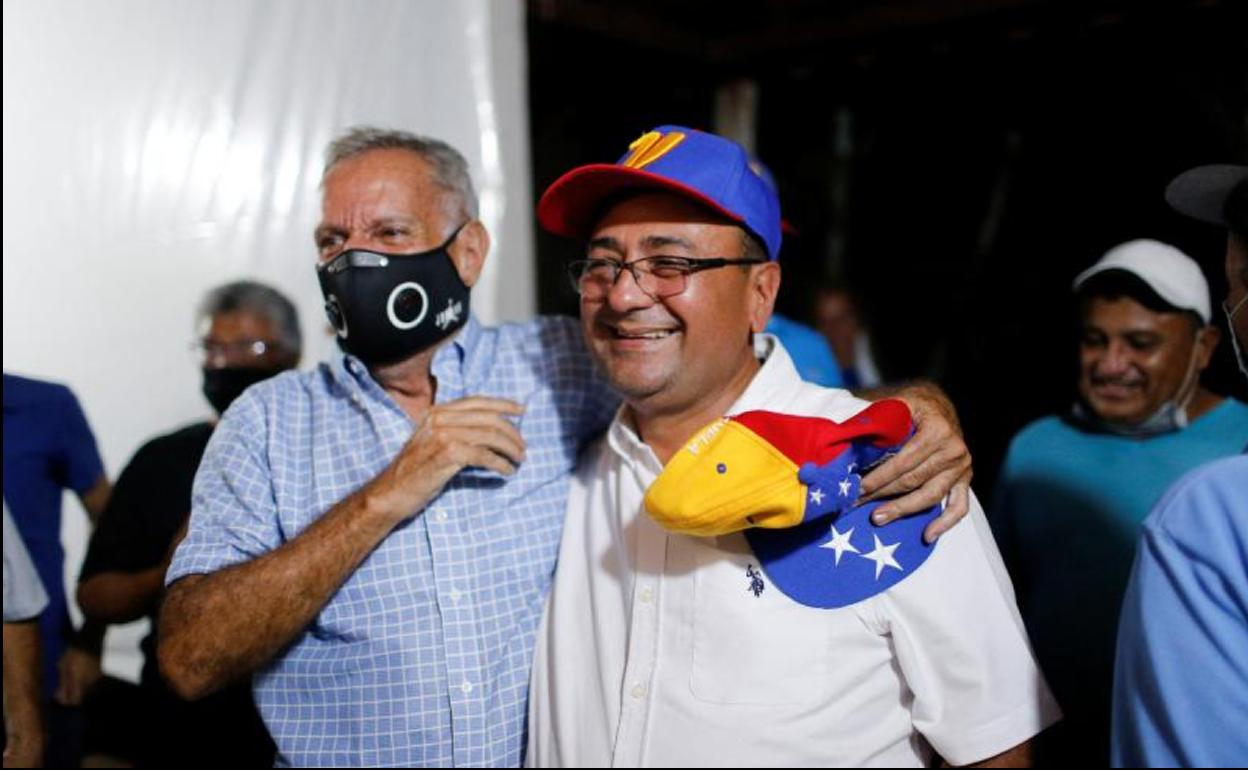 Sergio Garrido, a la derecha, celebra la victoria con uno de sus seguidores.