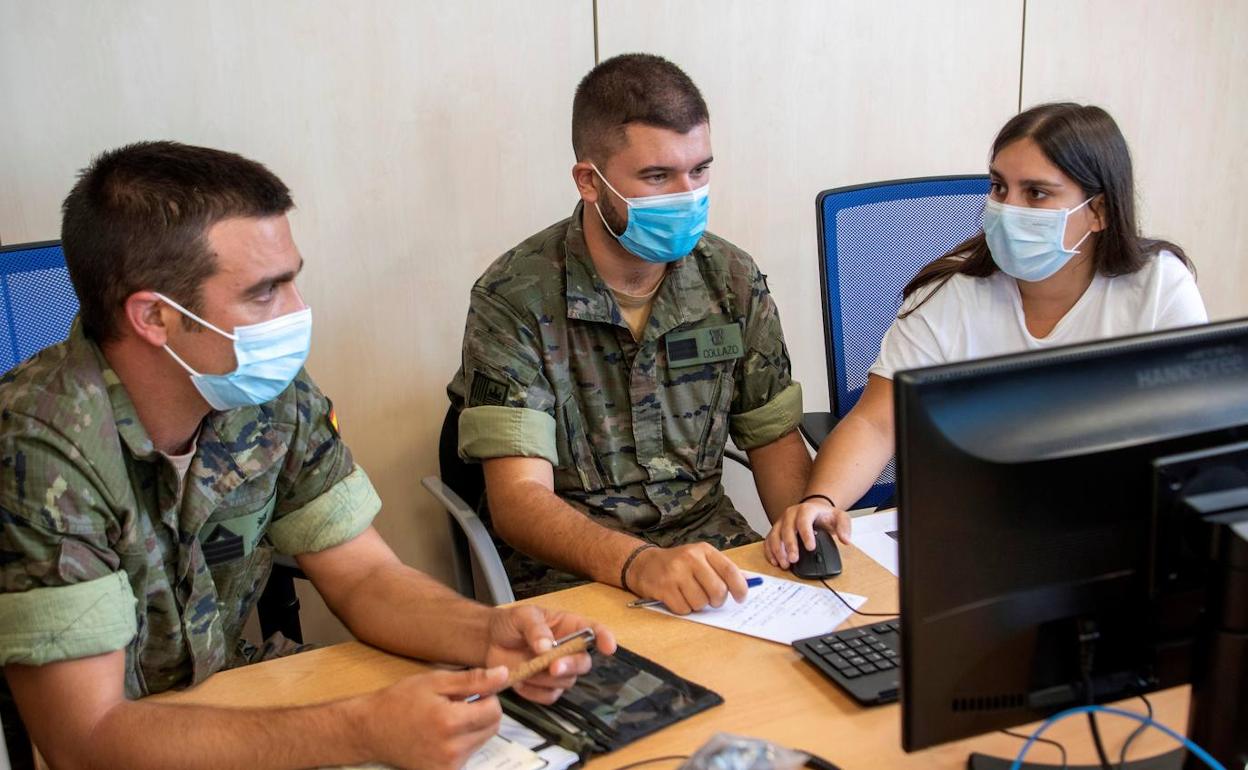 Militares realizando labores de rastreo. 