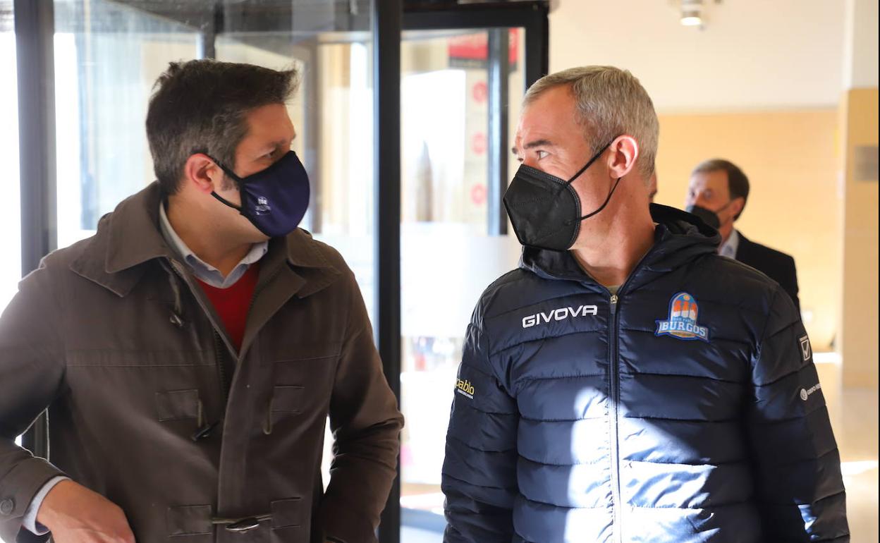 Albano Martínez y Paco Olmos a su llegada a la universidad Isabel I.