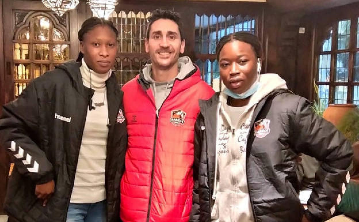 Las jugadoras senegalesas con Jorge Villegas. 