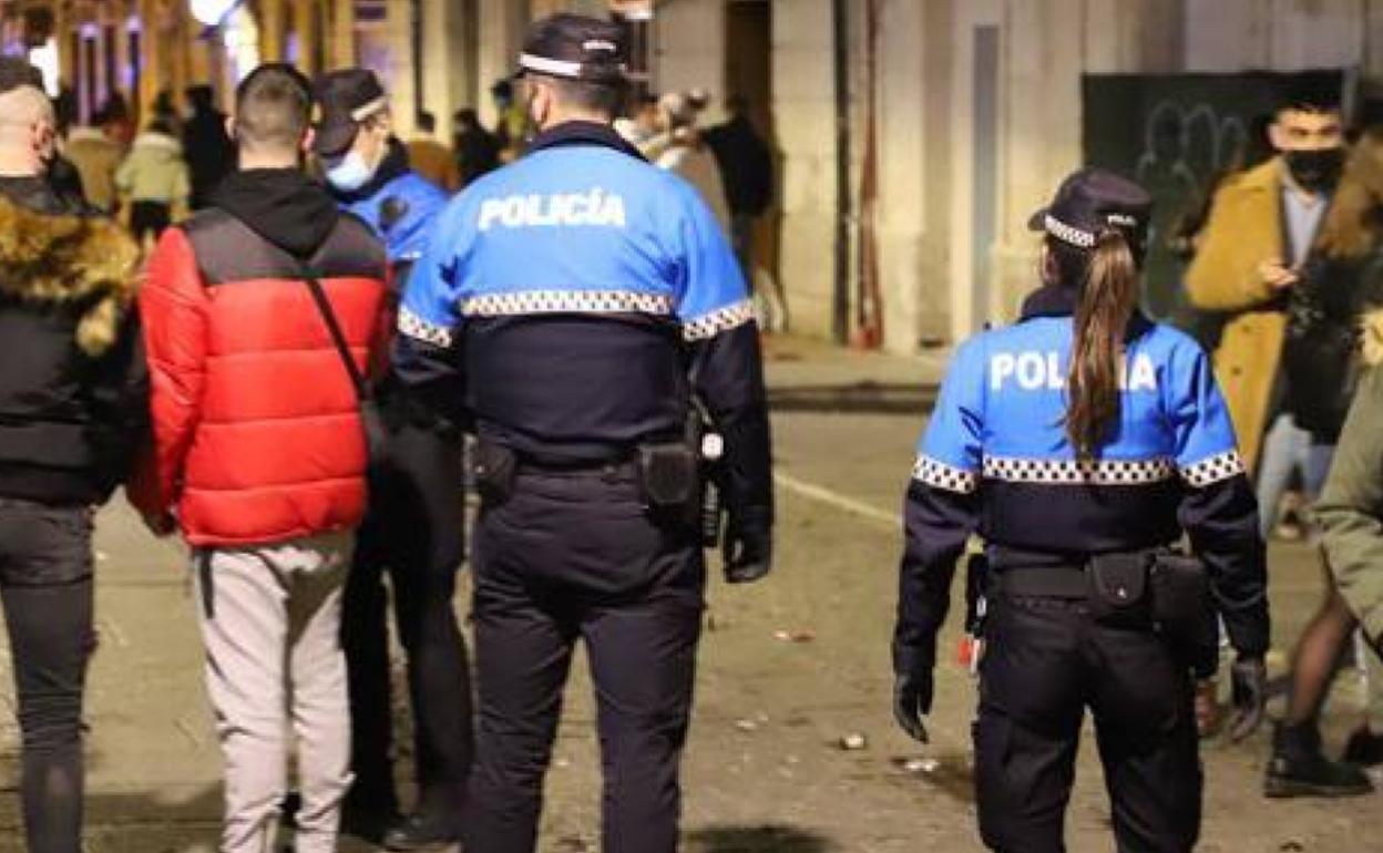 Varios agentes de la Policía durante una noche en Burgos.