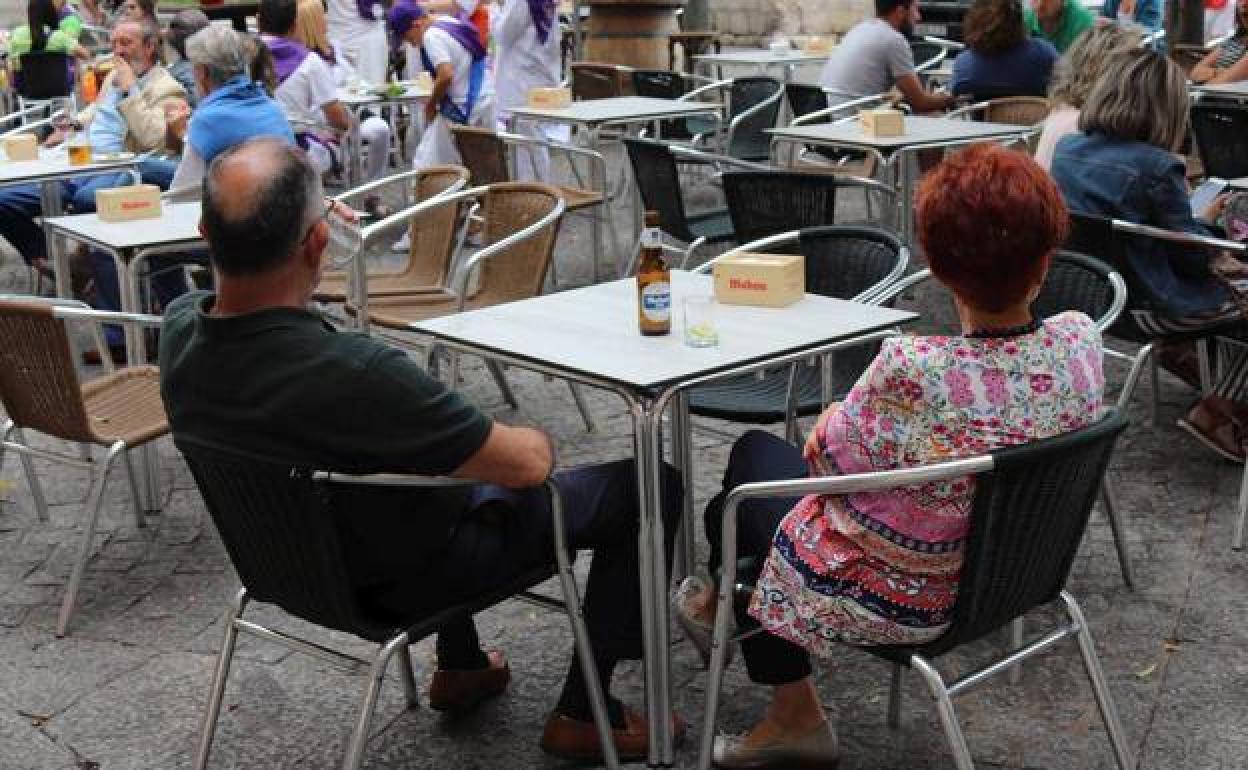 Personas disfrutando en una terraza.