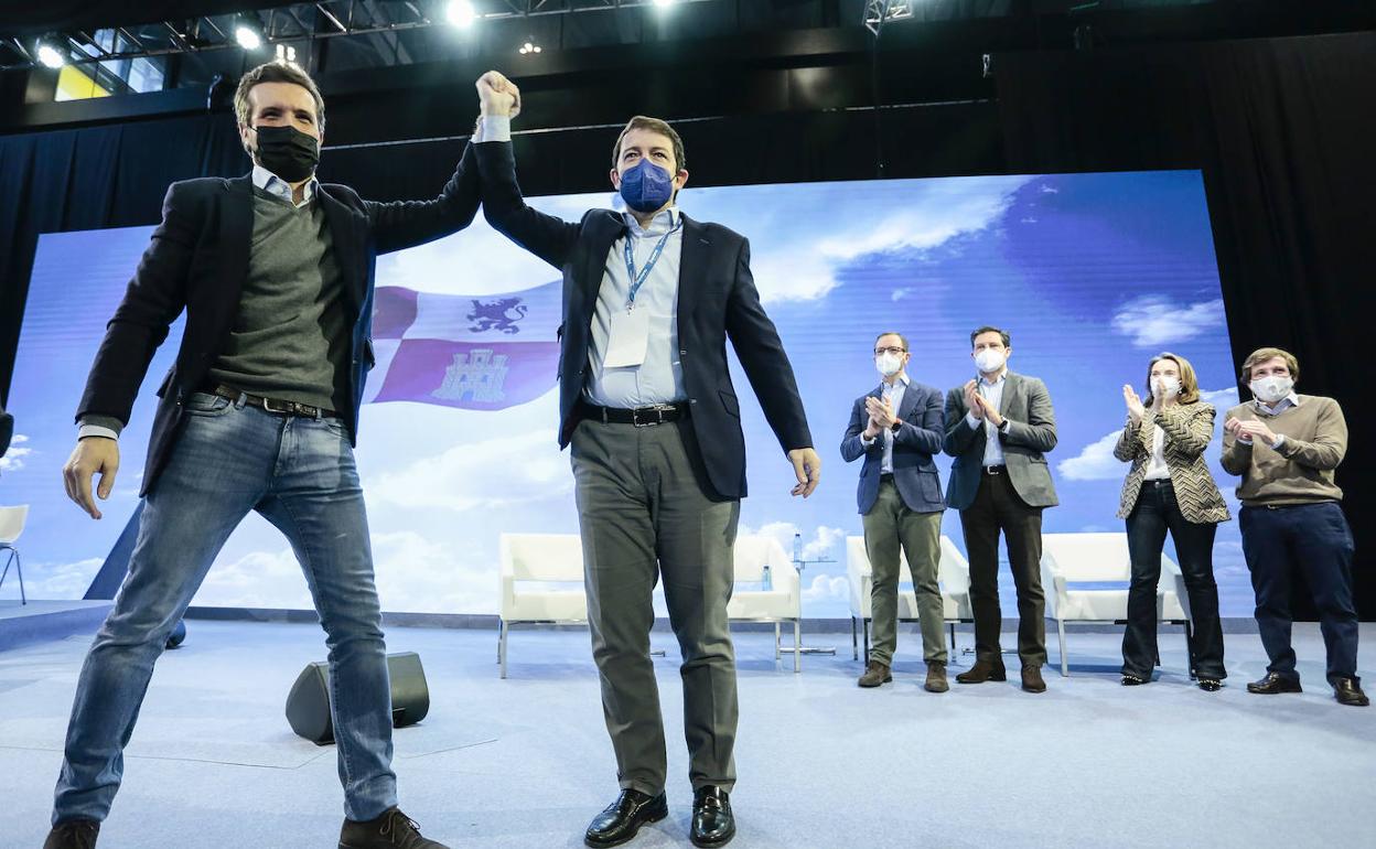 Pablo Casado junto a Mañueco en León.