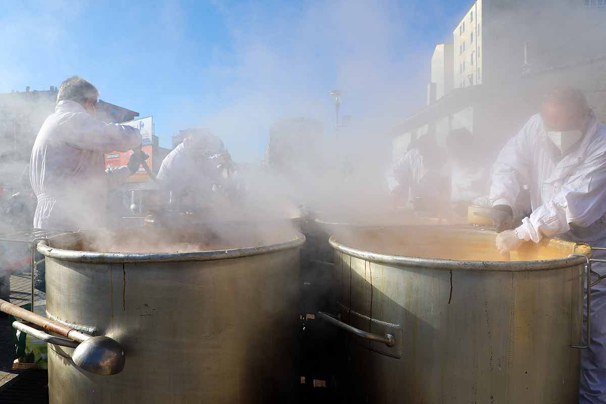 Algunos asistentes degustaban el potaje caliente en el lugar. 