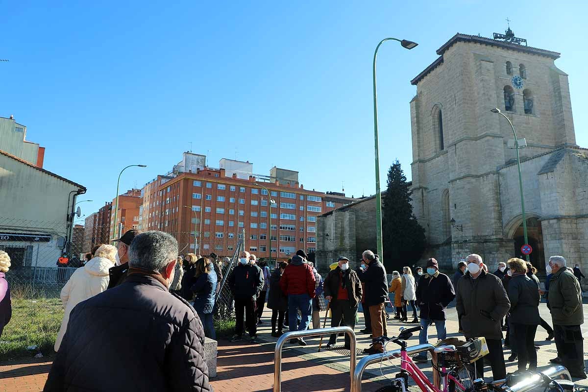 Algunos asistentes degustaban el potaje caliente en el lugar. 