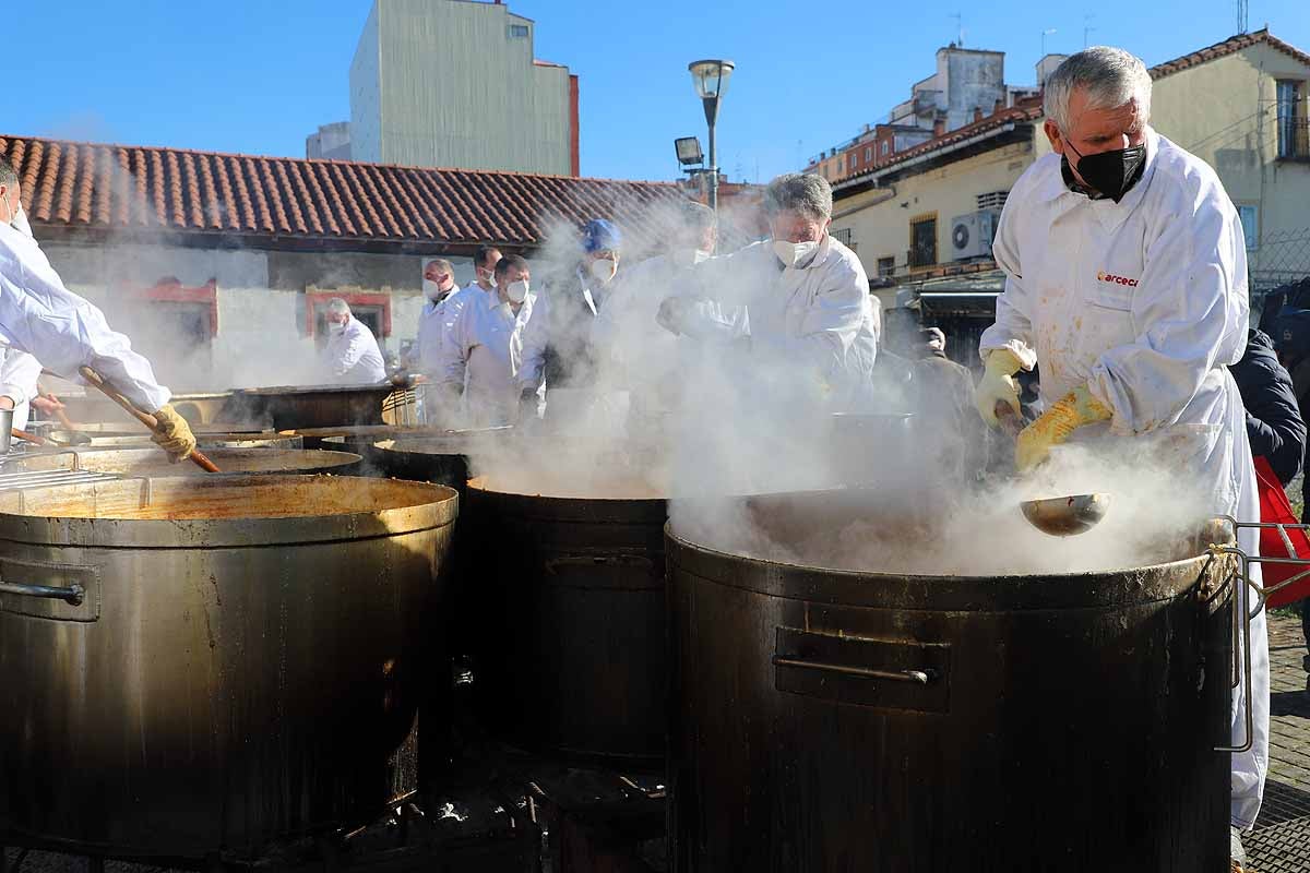 Algunos asistentes degustaban el potaje caliente en el lugar. 