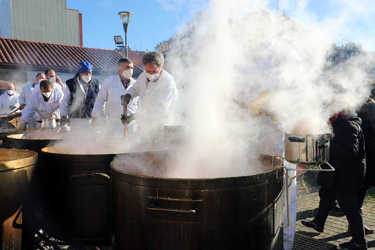 Algunos asistentes degustaban el potaje caliente en el lugar. 