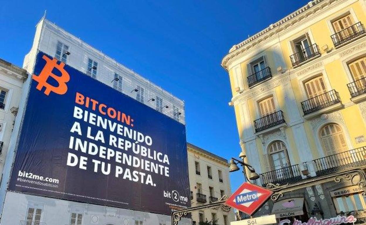 Cartel publicitario de Bit2me en la fachada de un edificio en Madrid. 