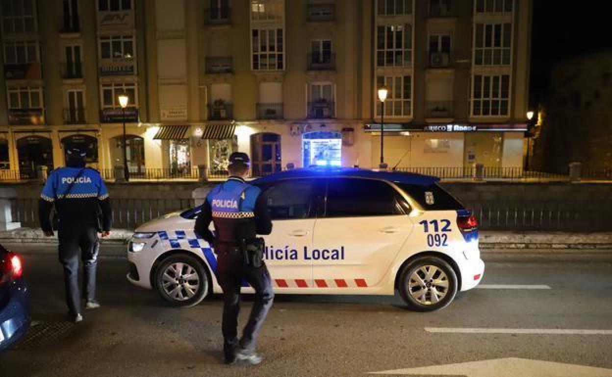 Imagen de archivo de una intervención de la Policía Local de Burgos. 