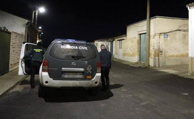 Agentes de la Guardia Civil anoche en Arcediano, donde se descubrieron los hechos. 