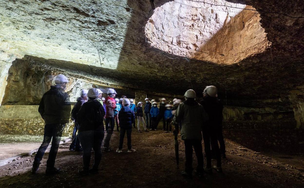Una visita guiada en la galería 'La Catedral' del proyecto Patrimonio de la Luz. 