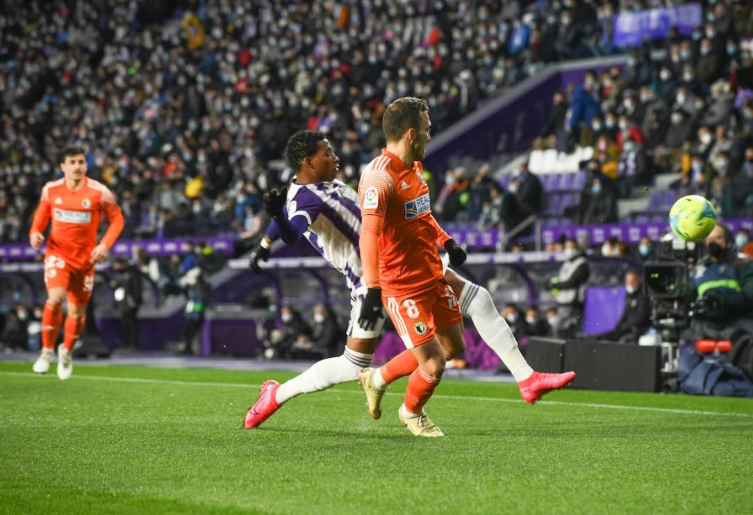 Pablo Valcarce disputa un balón con Gonzalo Plata en el José Zorrilla.