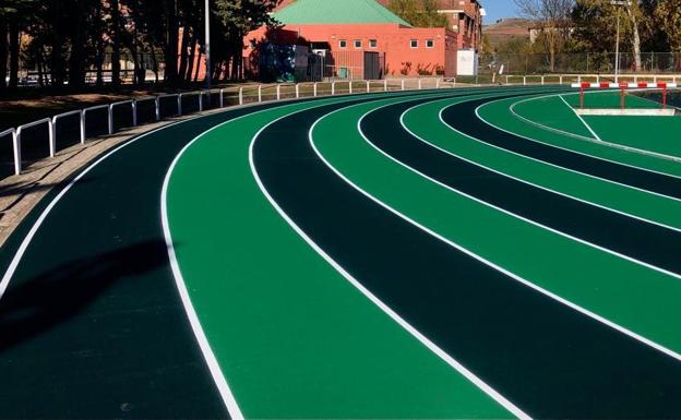 Imagen principal - La pista de atletismo de San Amaro vuelve a estar operativa