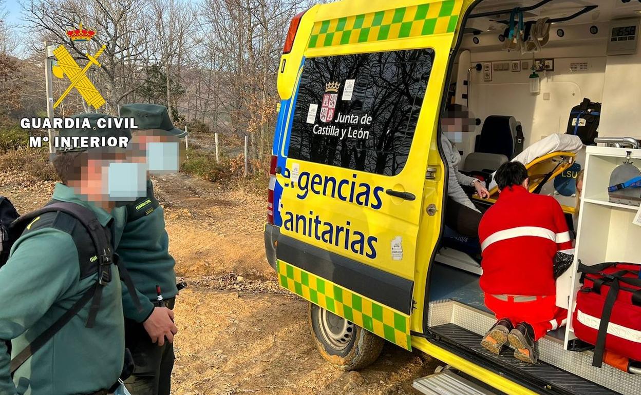 La mujer ya en la ambulancia tras ser rescatada por la Guardia Civil.