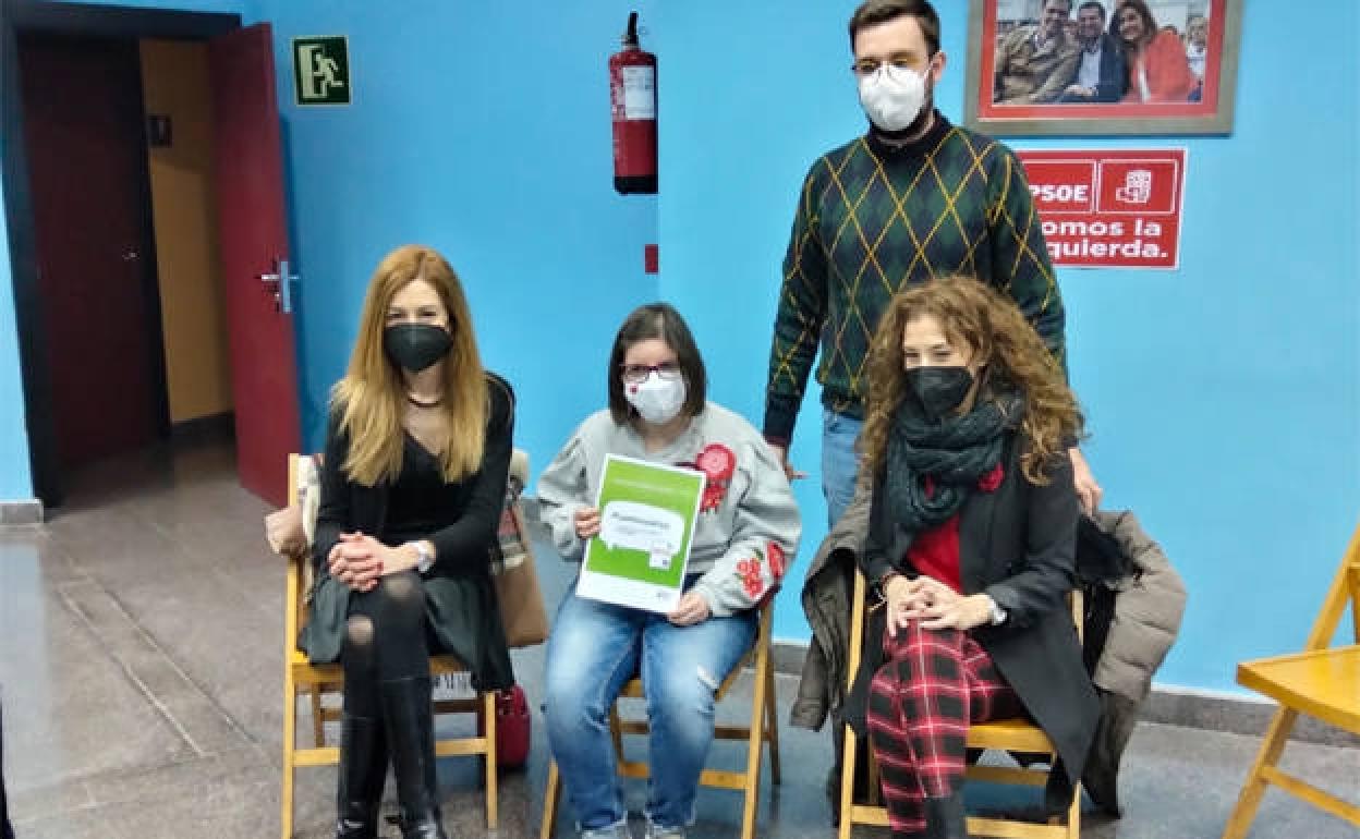 Virginia Jiménez (dcha) en su visita a la sede ASPODEMI, acompañada por la Alcaldesa, Aitana Hernando, y el Concejal de Servicios Sociales, Pablo Gómez.