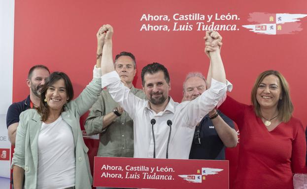 Luis Tudanca, junto a Ana Sánchez y Virginia Barcones, celebra el triunfo electoral de las autonómicas de 2019. 