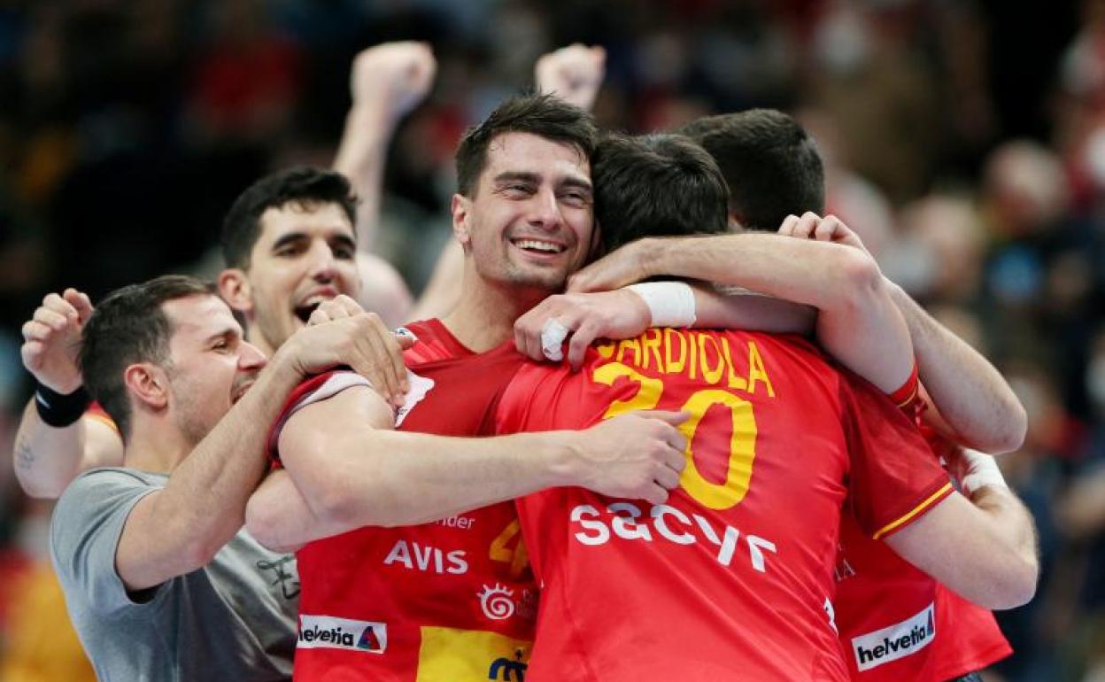 Los Hispanos celebran su victoria ante Dinamarca. 