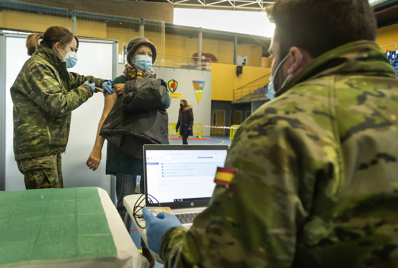 Efectivos del Ejército de Tierra, del Regimiento de Ingenieros de Salamanca, en la vacunación contra el covid-19 llevada a cabo en el Pabellón de Guijuelo el pasado día 19.