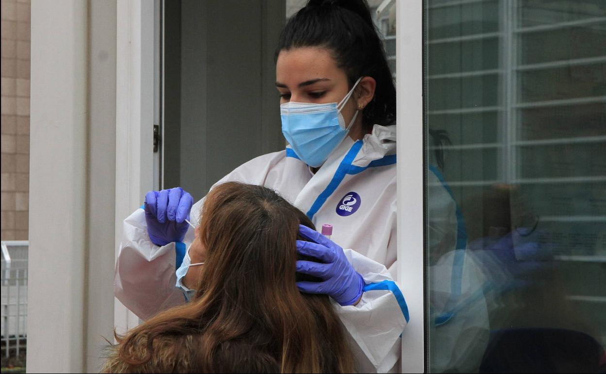 Realización de un test para detectar la covid-19 en Burgos. 