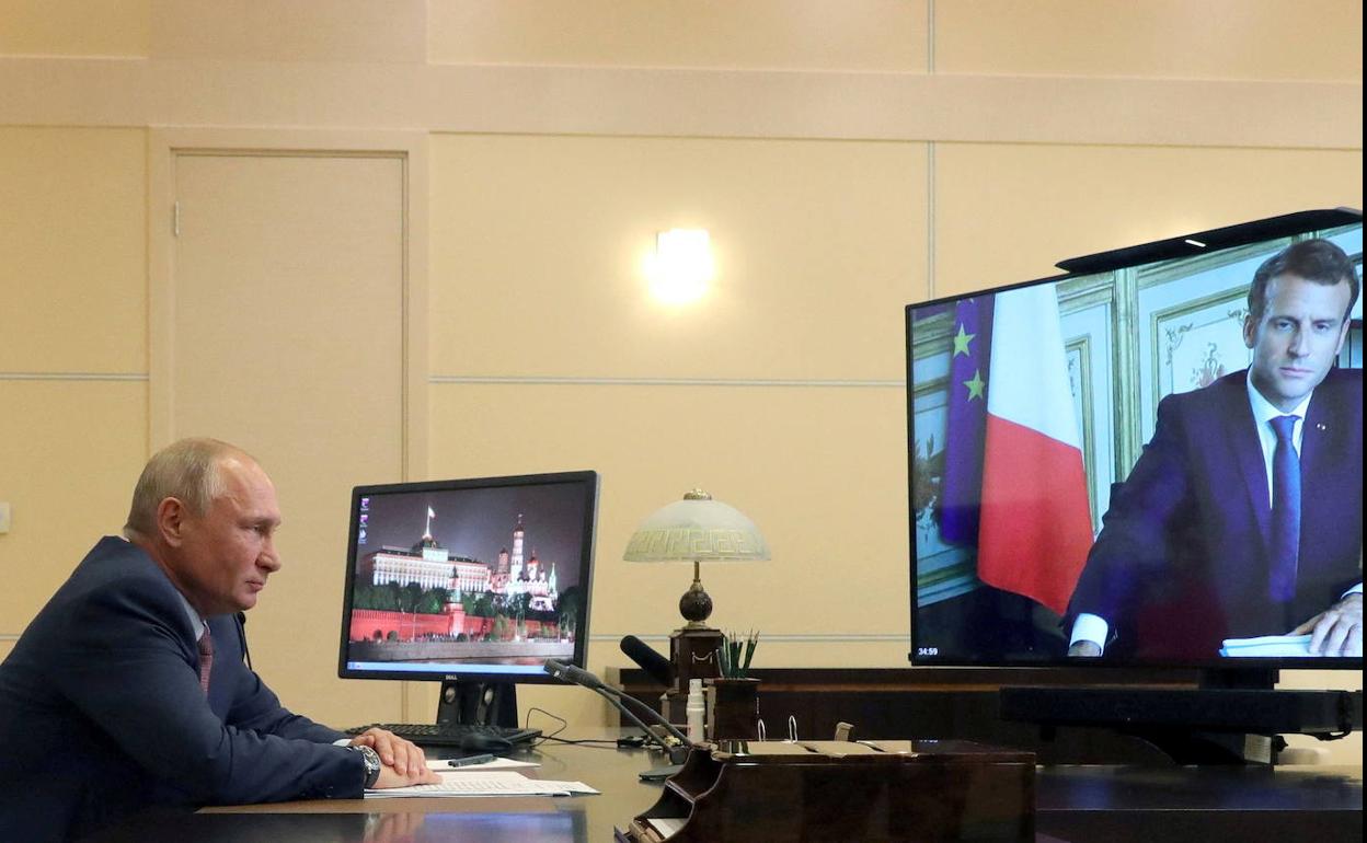 El presidente de Rusia, Vladimir Putin, mantiene un encuentro con el presidente francés, Emmanuel Macron. .