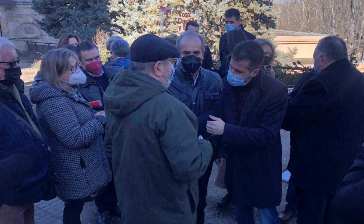 Luis Tudanca hablando con afiliados y simpatizantes en el acto de Aranda