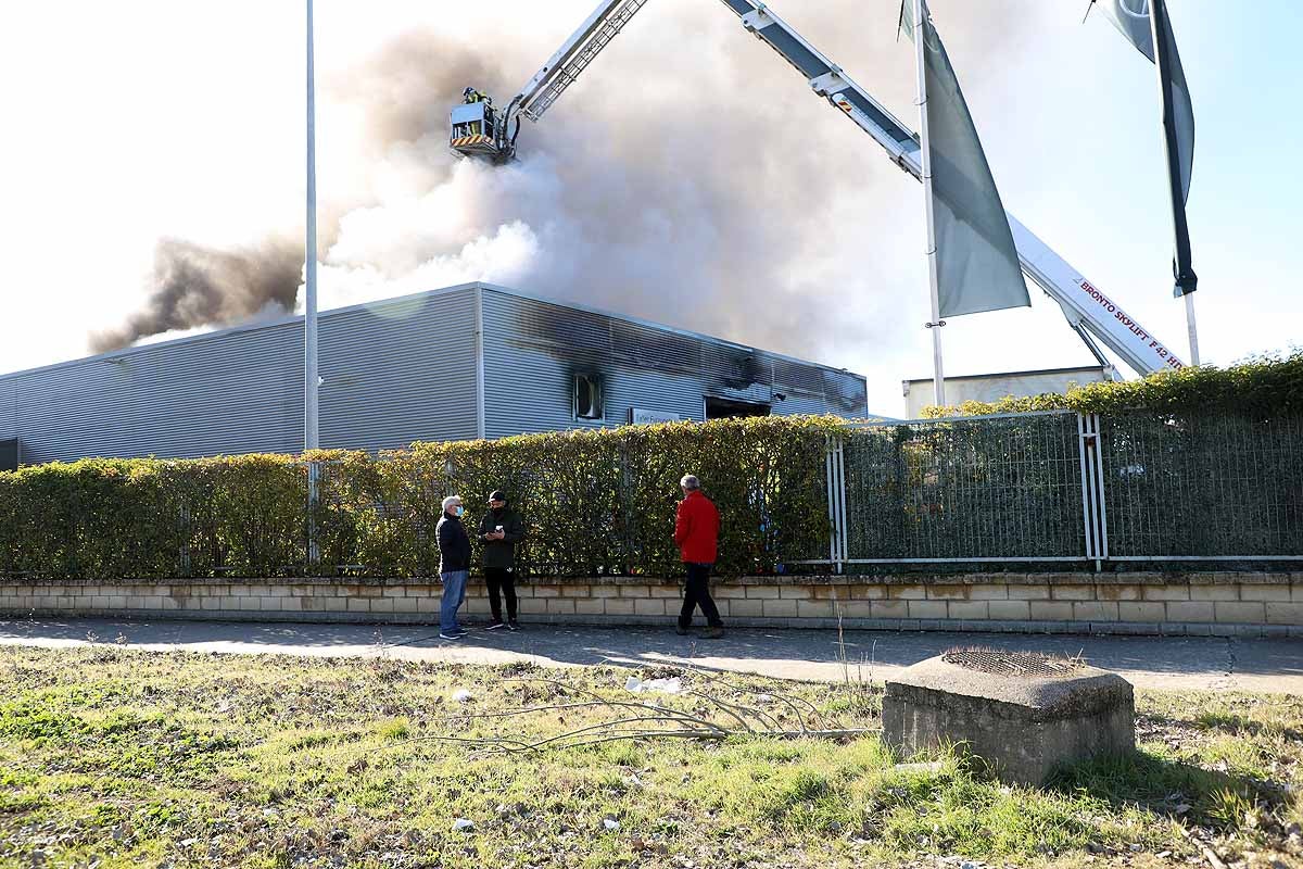 Fotos: Incendio en el concesionario Mercedes Benz-Ureta Motor de Burgos