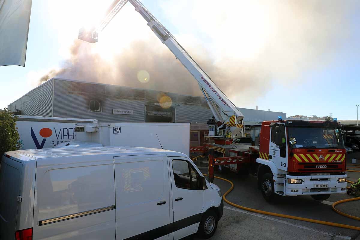 Fotos: Incendio en el concesionario Mercedes Benz-Ureta Motor de Burgos