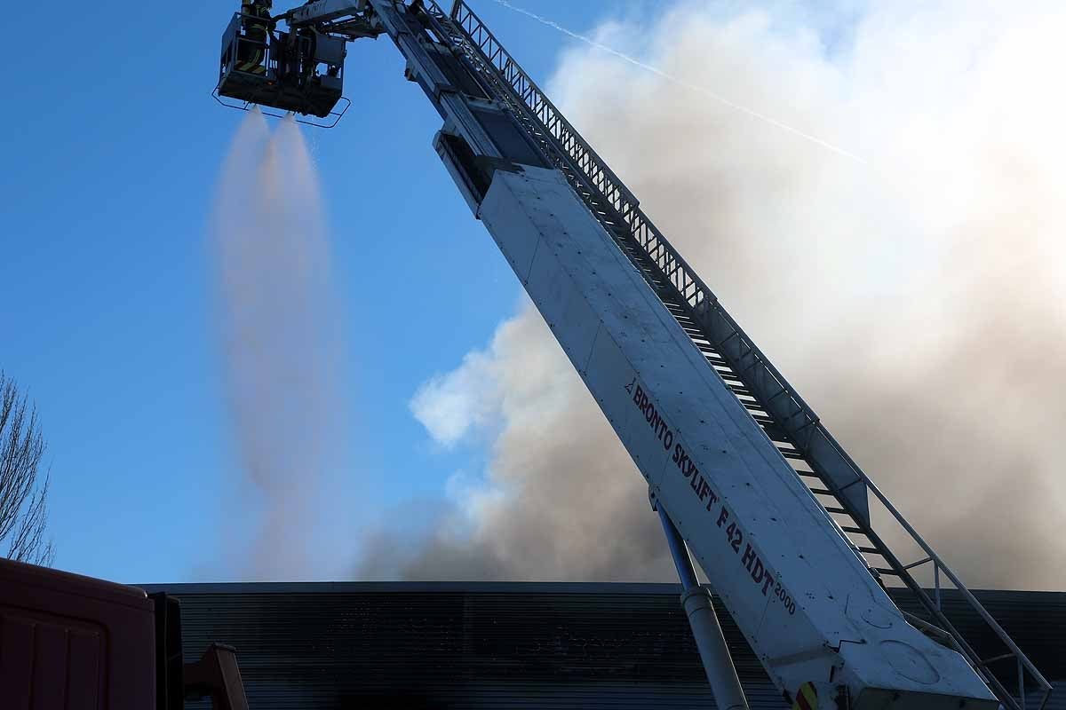 Fotos: Incendio en el concesionario Mercedes Benz-Ureta Motor de Burgos