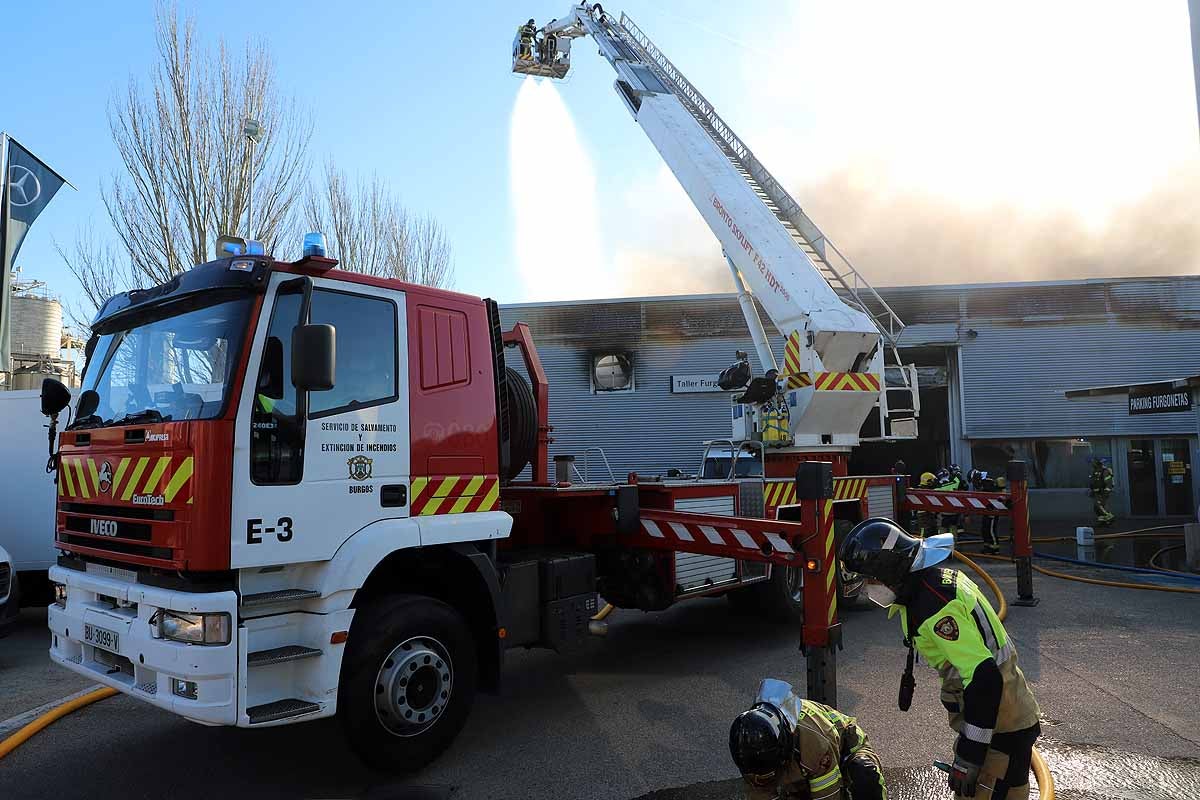 Fotos: Incendio en el concesionario Mercedes Benz-Ureta Motor de Burgos