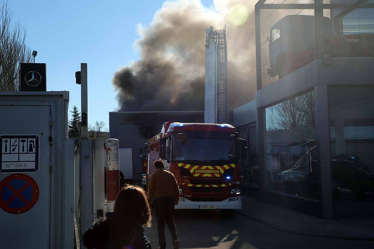 Fotos: Incendio en el concesionario Mercedes Benz-Ureta Motor de Burgos