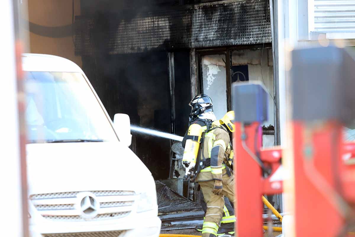 Fotos: Incendio en el concesionario Mercedes Benz-Ureta Motor de Burgos