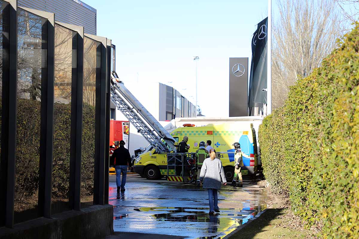 Fotos: Incendio en el concesionario Mercedes Benz-Ureta Motor de Burgos