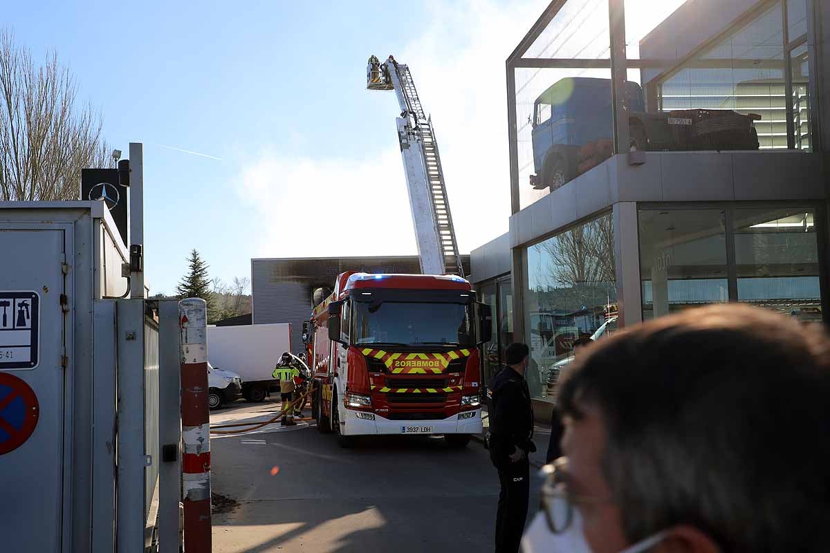 Fotos: Incendio en el concesionario Mercedes Benz-Ureta Motor de Burgos