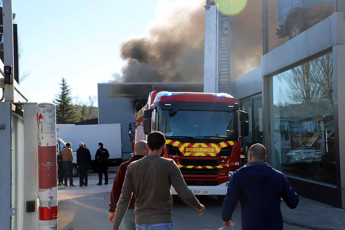 Fotos: Incendio en el concesionario Mercedes Benz-Ureta Motor de Burgos