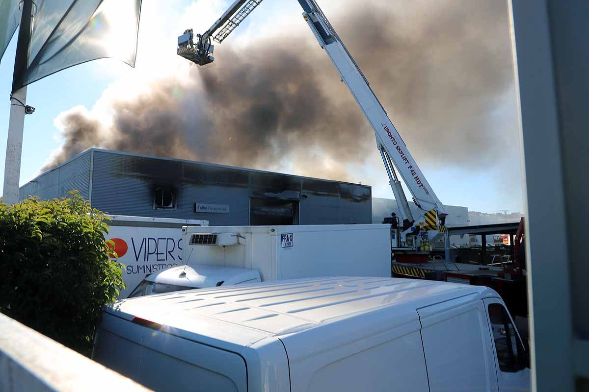 Fotos: Incendio en el concesionario Mercedes Benz-Ureta Motor de Burgos