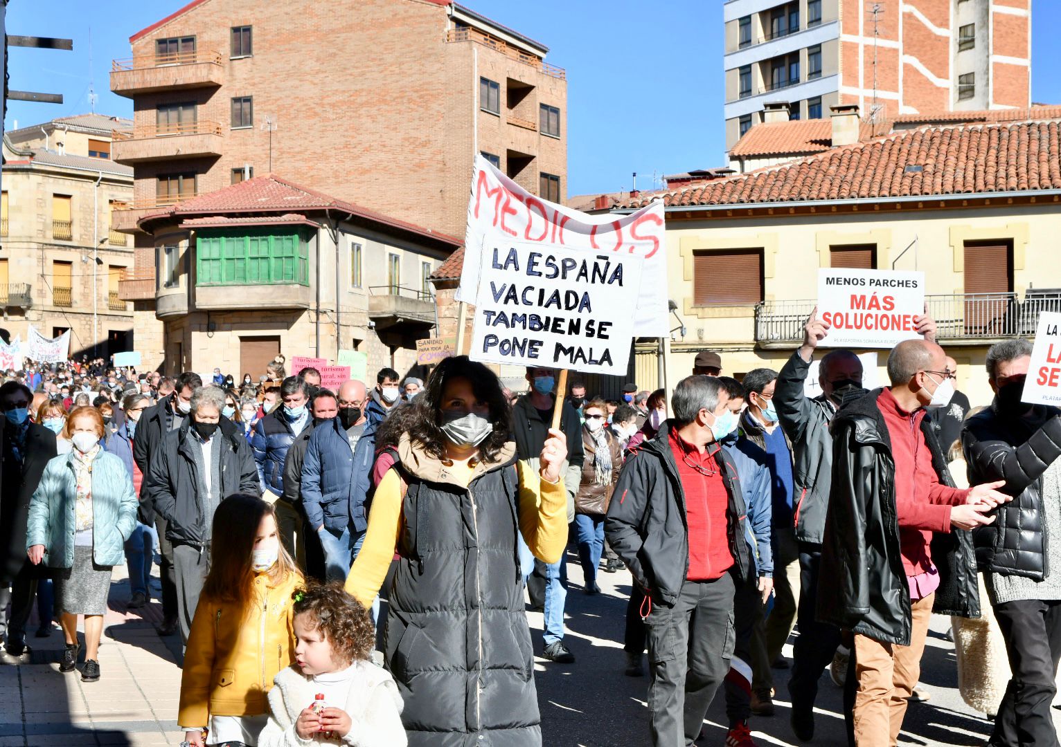 Fotos: Un millar de personas exigen una plantilla completa en el centro de salud de Quintanar