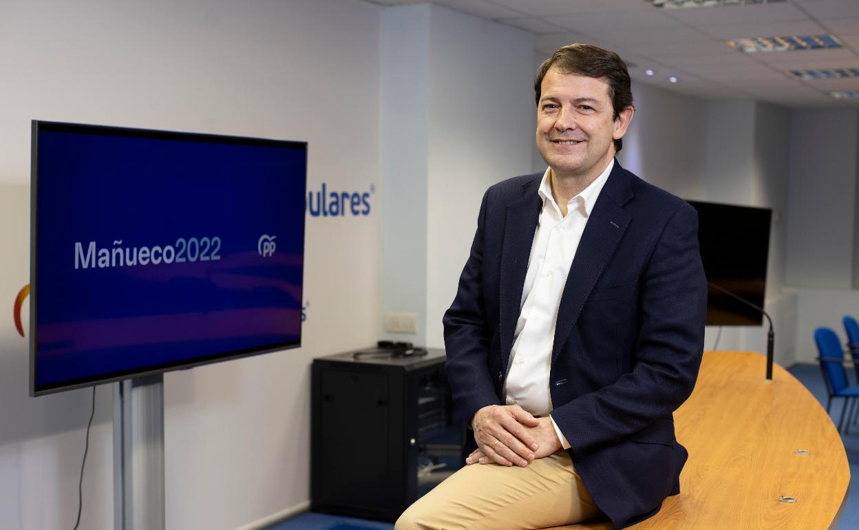 Fernández Mañueco al finalizar la entrevista ayer en Valladolid. 