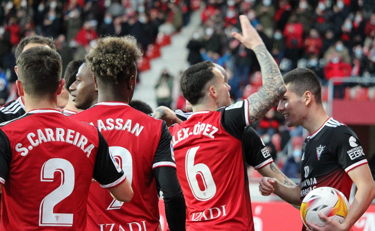 Los jugadores del Mirandés celebran uno de los goles ante el Málaga.