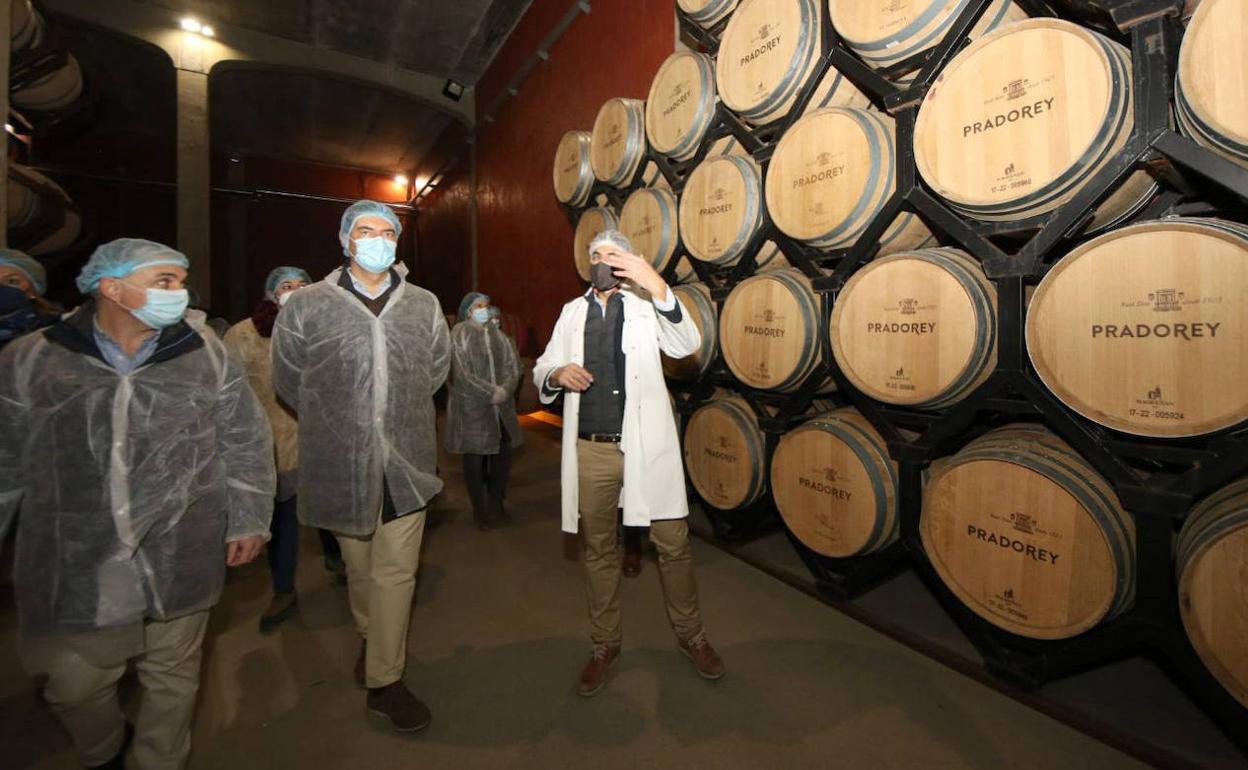 Ángel Ibáñez en su visita a una de las bodegas de la comarca de La Ribera. 