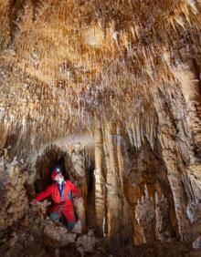 Imagen secundaria 2 - Arriba, Torca de Lastras Negras en Castro Valnera; abajo, a la izquierda imagen de la exposición y a la dcha. Cueva Kaite. 