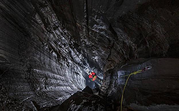 Imagen principal - Arriba, Torca de Lastras Negras en Castro Valnera; abajo, a la izquierda imagen de la exposición y a la dcha. Cueva Kaite. 