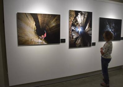 Imagen secundaria 1 - Arriba, Torca de Lastras Negras en Castro Valnera; abajo, a la izquierda imagen de la exposición y a la dcha. Cueva Kaite. 