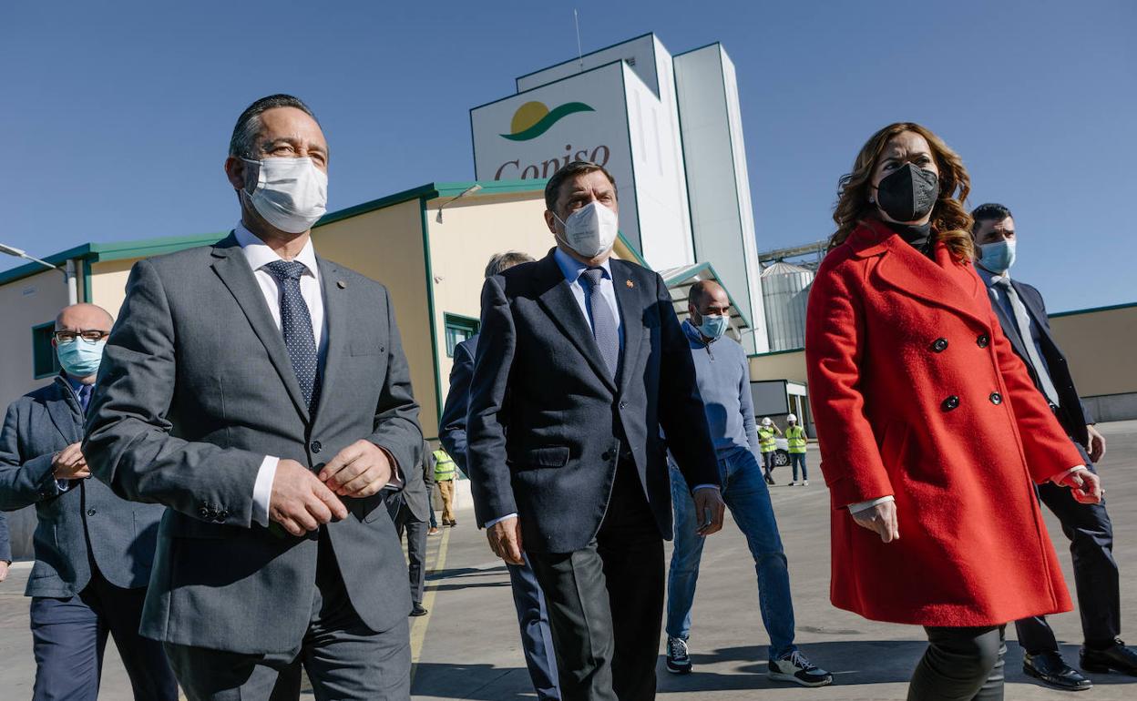 El presidente de Copiso, Javier Blanco, Luis Planas y la delegada del Gobierno, Virginia Barcones. 