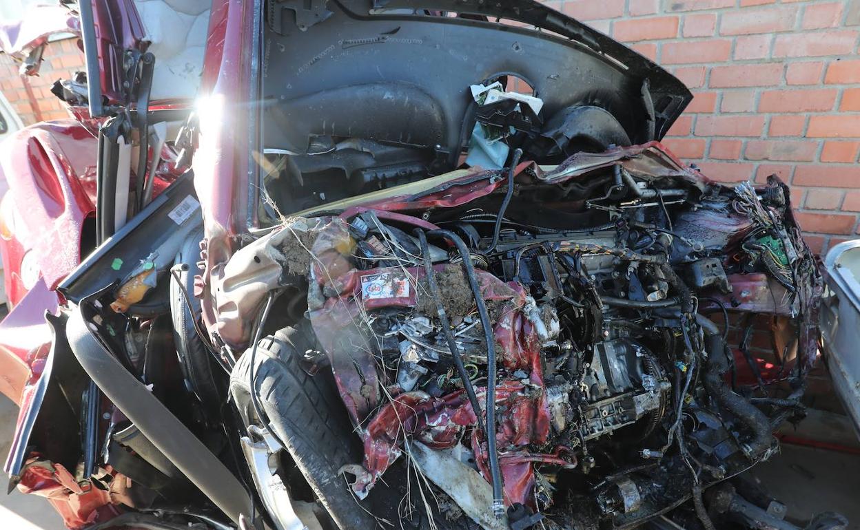 Estado de la parte delantera del coche tras el accidente. 