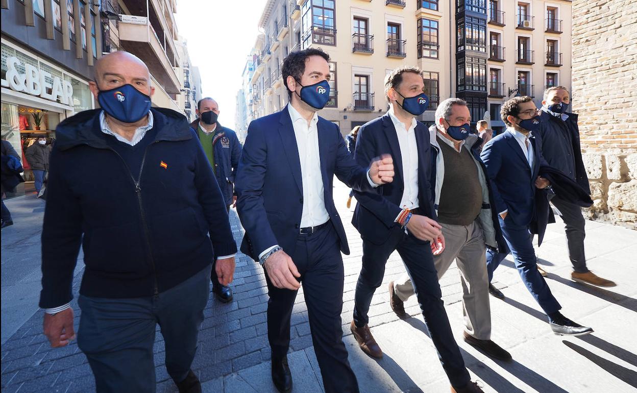 Jesús Julio Carnero, Teodoro García Egea, Conrado Íscar, Pablo Trillo, Eduardo Carazo y Víctor Alonso, por la calle Santiago de Valladolid. 