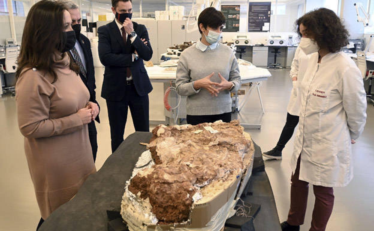 La ministra de Política Territorial, Isabel Rodríguez, en su visita al Cenieh. 